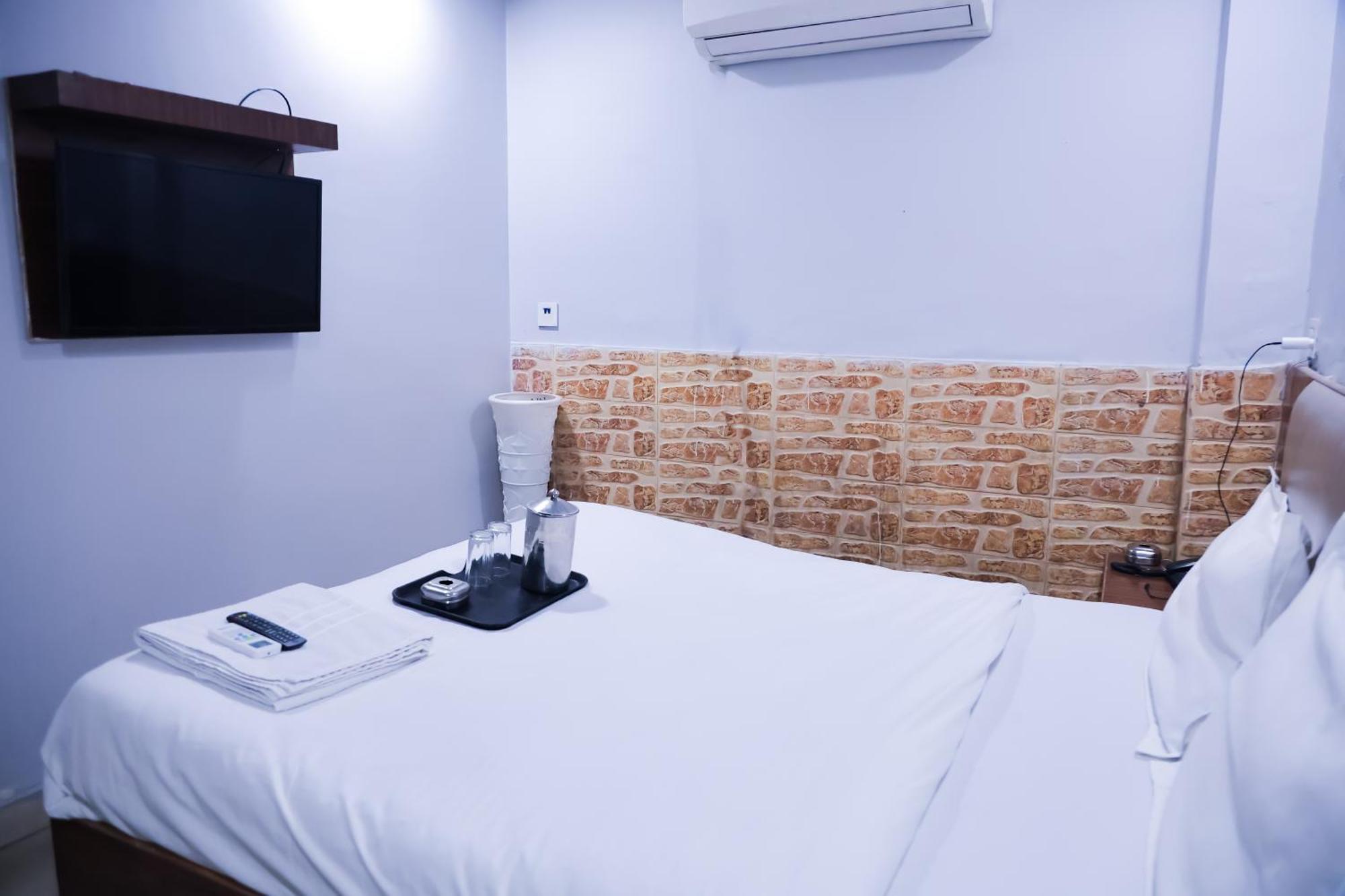 Mannat Stay Hotel - Laxmi Nagar Нью-Делі Екстер'єр фото