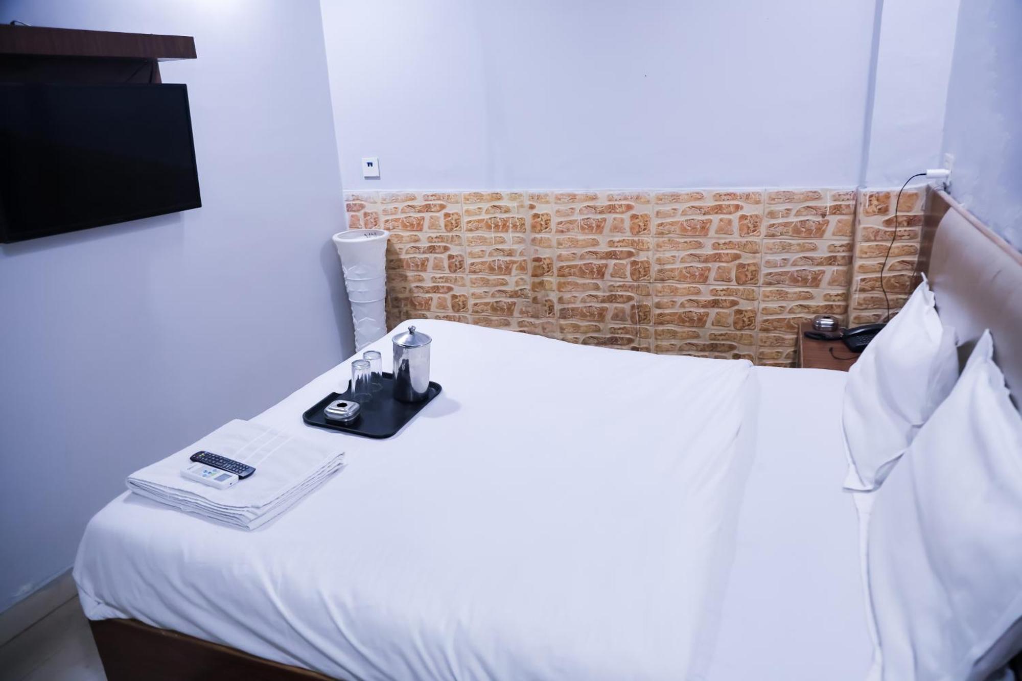 Mannat Stay Hotel - Laxmi Nagar Нью-Делі Екстер'єр фото